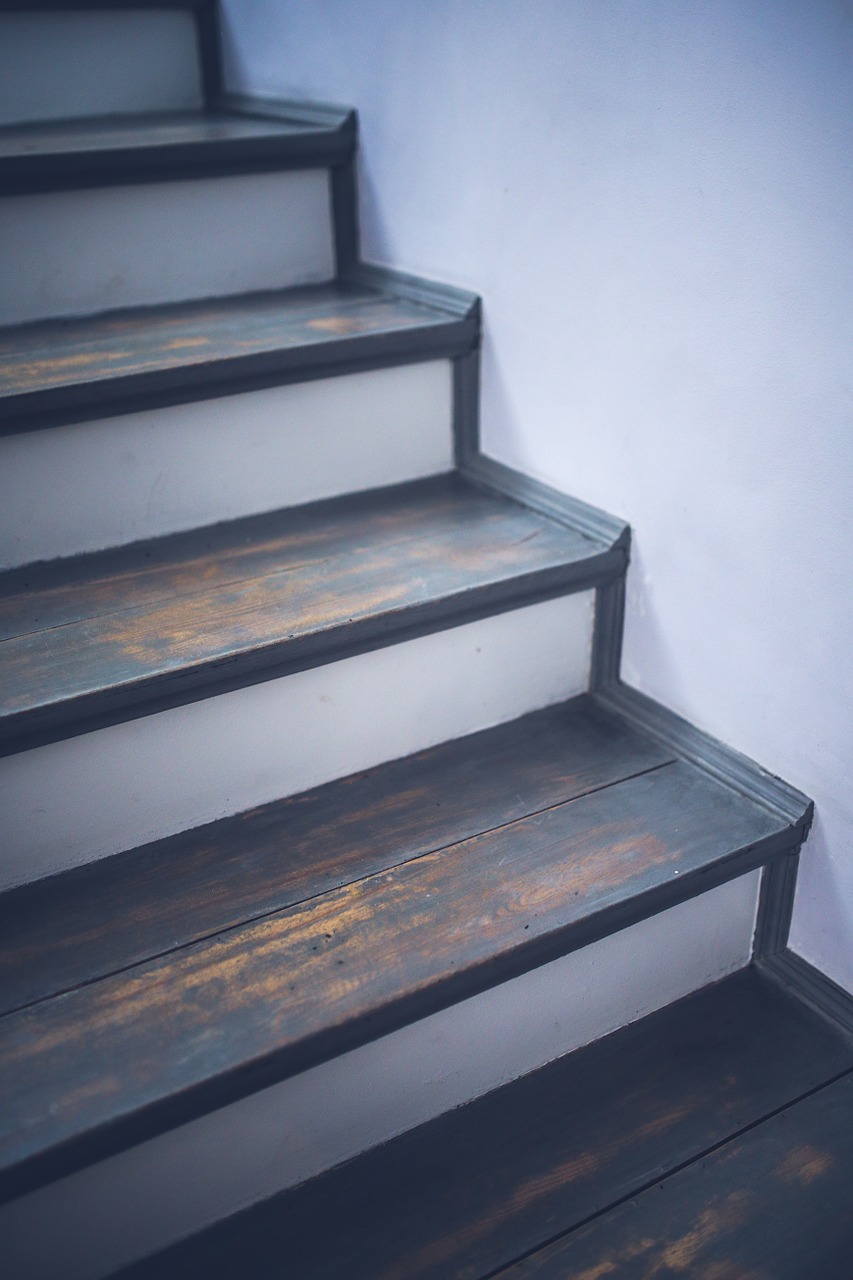 Nakładki na schody drewniane. Jakie schody w domu? Schody drewniane Warszawa
