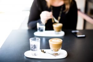 Stoły lakierowane. Jaki stół do jadalni? Stoły szklane