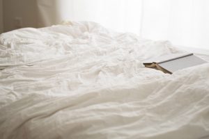 Łóżko dwuosobowe do małej sypialni