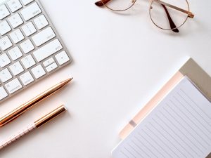 Białe biurko do domu i biura – jak wybrać najlepsze?