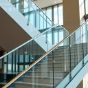 Rodzaje i zastosowanie szklanych balustrad – bezpieczeństwo i estetyka