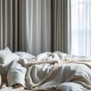 Wyciszenie sypialni tekstyliami: jak wybrać materiały, które skutecznie tłumią hałas i poprawiają komfort snu