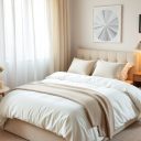 Mała sypialnia z łóżkiem 160: jak ustawić mebel, by zyskać przestrzeń i komfort snu