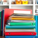 Segregatory i teczki dla dziecka: jak zorganizować przechowywanie dokumentów i prac, by zachować porządek i oszczędzić miejsce