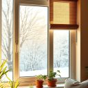 Jak poprawić komfort przy oknie bez remontu: uszczelnienie, rolety i praktyczne triki na lepszy mikroklimat