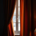 Grube zasłony a chłód od okna: jak skutecznie zatrzymać ciepło i zredukować przeciągi