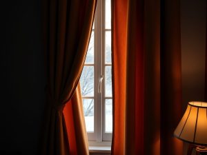 Grube zasłony a chłód od okna: jak skutecznie zatrzymać ciepło i zredukować przeciągi