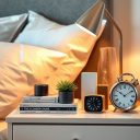 Organizacja stolika nocnego: jak połączyć funkcjonalność z porządkiem i estetyką w sypialni