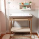 Kącik do przewijania: jak urządzić funkcjonalną i bezpieczną przestrzeń dla niemowlaka