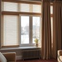 Rolety czy zasłony w chłodnym pokoju: jak wybrać osłony okienne zapewniające najlepszą izolację i komfort cieplny