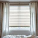 Osłony okienne do sypialni zapewniające prywatność i komfort snu: jak wybrać trwałe i funkcjonalne rozwiązanie