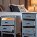 Szafki nocne z szufladą czy bez – jak wybrać funkcjonalność i styl do swojej sypialni