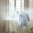 Suszenie prania na grzejniku — kiedy szkodzi mikroklimatowi i jak wybrać bezpieczną alternatywę