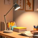 Oświetlenie na biurko dla dziecka: jak wybrać lampkę zapewniającą komfort i bezpieczeństwo nauki
