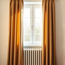 Długie zasłony przy grzejniku – jak zachować ciepło i nie stracić na efektywności ogrzewania