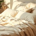 Naturalne materiały w sypialni a sen: jak wybrać tkaniny i wypełnienia dla zdrowego komfortu