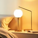 Lampki nocne do sypialni: jak wybrać funkcjonalne i nastrojowe oświetlenie na każdą potrzebę