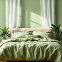 Zielona sypialnia: jak wybrać odcień, który stworzy relaksującą i harmonijną przestrzeń