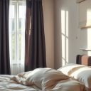 Zasłony zaciemniające czy rolety w sypialni: jak wybrać najlepszą ochronę i komfort snu