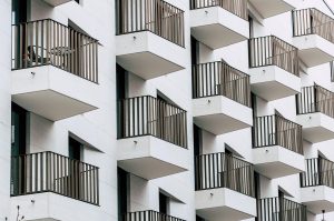 Jak skutecznie ocenić lokalizację mieszkania? Kluczowe czynniki wpływające na komfort życia i wartość nieruchomości